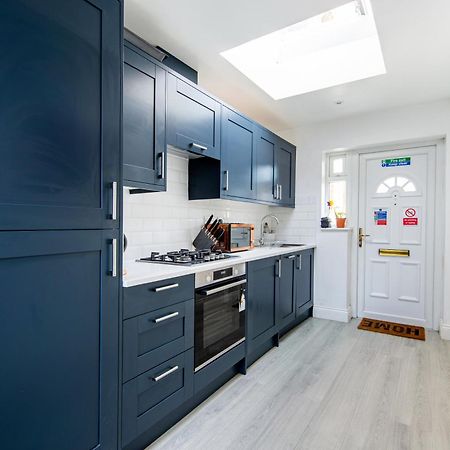 Cosy 1 Bed Apartment With Free Parking Close To Underground Station Zone 2 For Quick Access To Central London Up To 5 Guests ภายนอก รูปภาพ